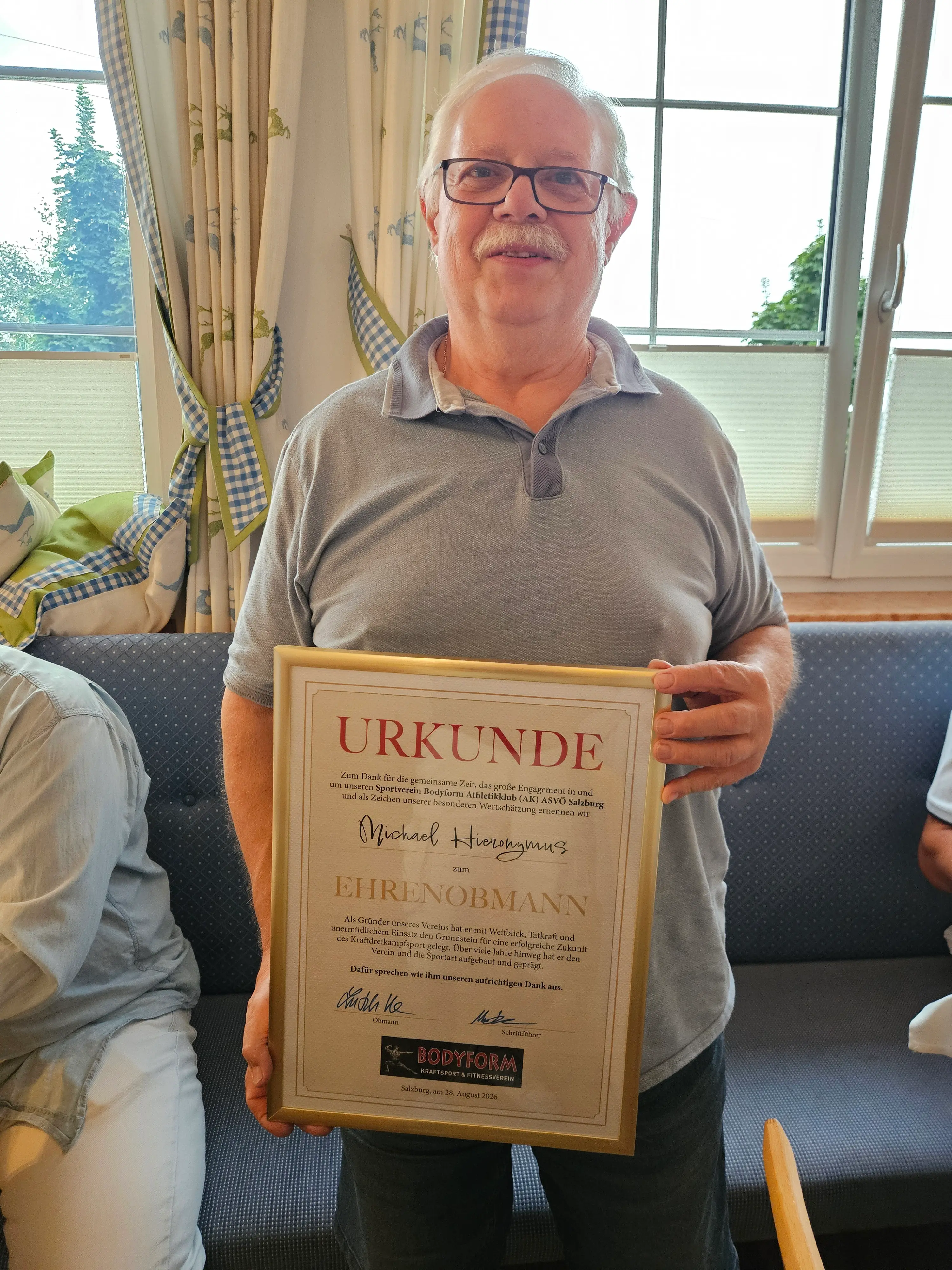 Michael Hieronymus mit Urkunde zum Ehrenobmann