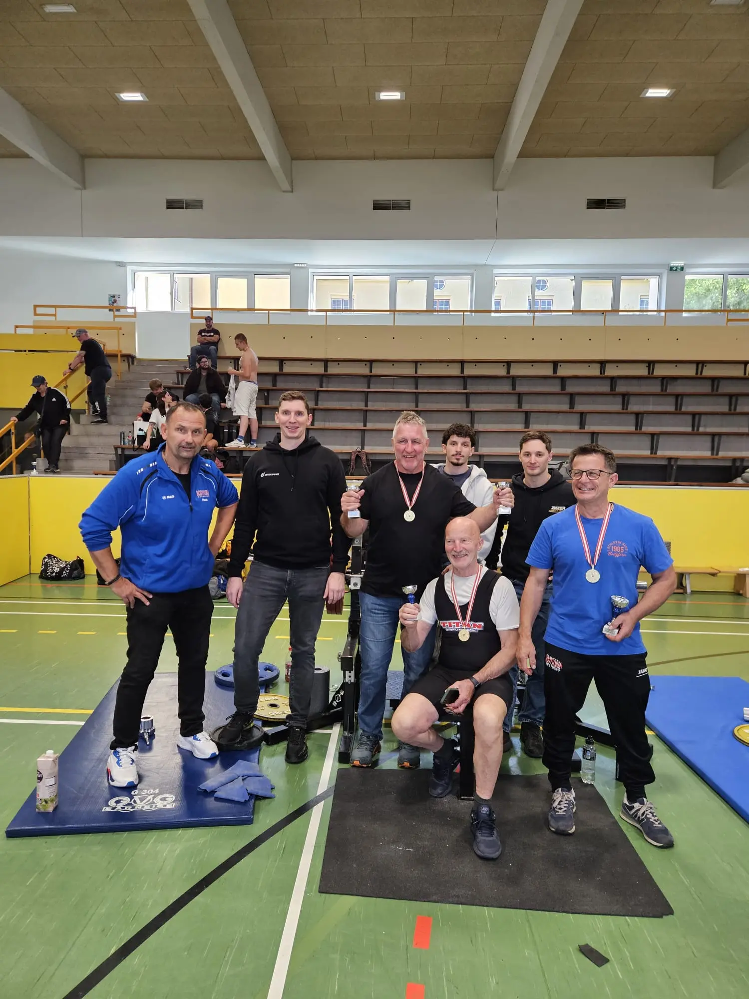 Das Bodyform-Team mit Medaillen und Pokalen bei der ÖM Bankdrücken 2026 in Innsbruck